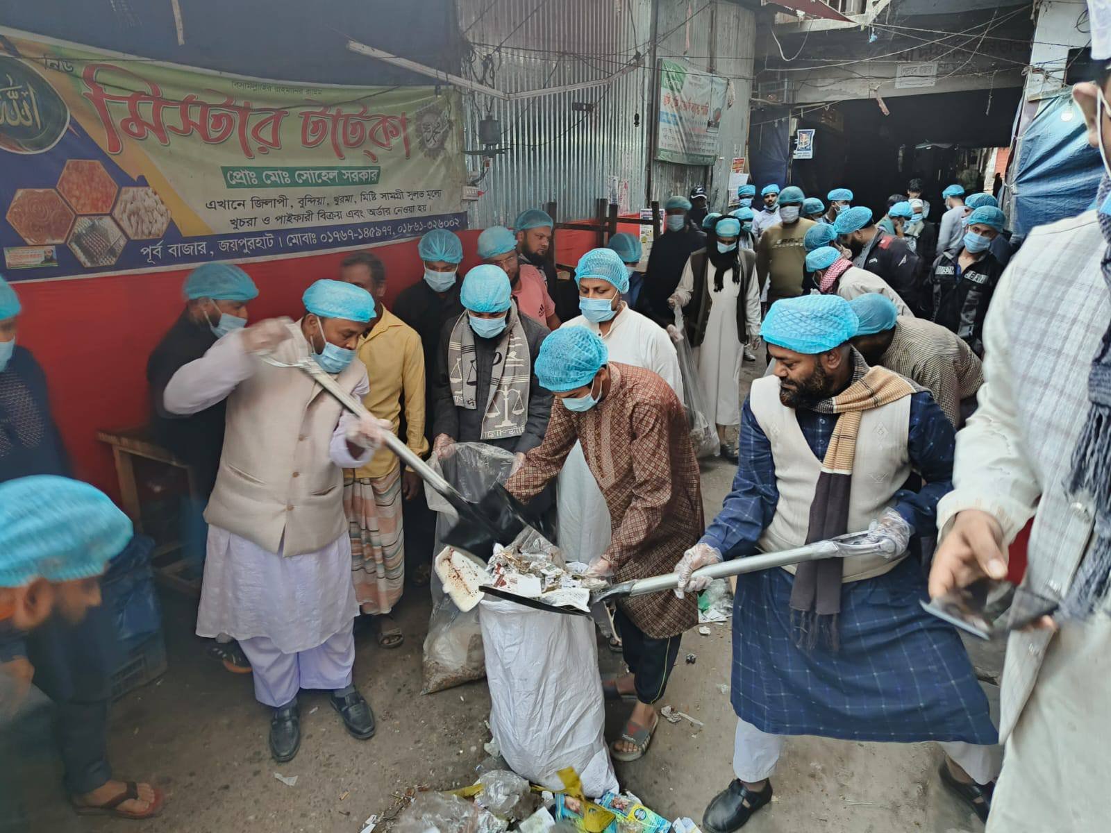 জয়পুরহাটে নিজ হাতে রাস্তা পরিষ্কার করলেন সংসদ সদস্য ফজলুর রহমান সাইদ
